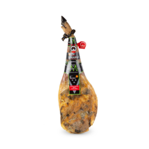 Paleta de Bellota Ibérica 75% Raza Ibérica D.O.P. Guijuelo Monteparra 4,5Kg aprox. sobre fondo blanco